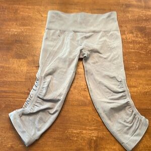 Lululemon in the flow crop size 4. Excellent condition